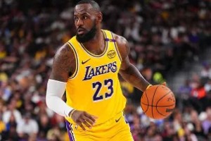 九游体育官网-詹姆斯半场出战17分钟，投篮15中6得到18分4篮板6助攻3抢断