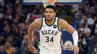 九游体育官网-没太多办法！字母哥半场得10分4板5助 多次强攻搏犯规&amp;罚球8中6