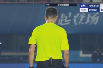 王刚无球状态下击打卡多索面部，主裁判看过VAR后处以黄牌警告